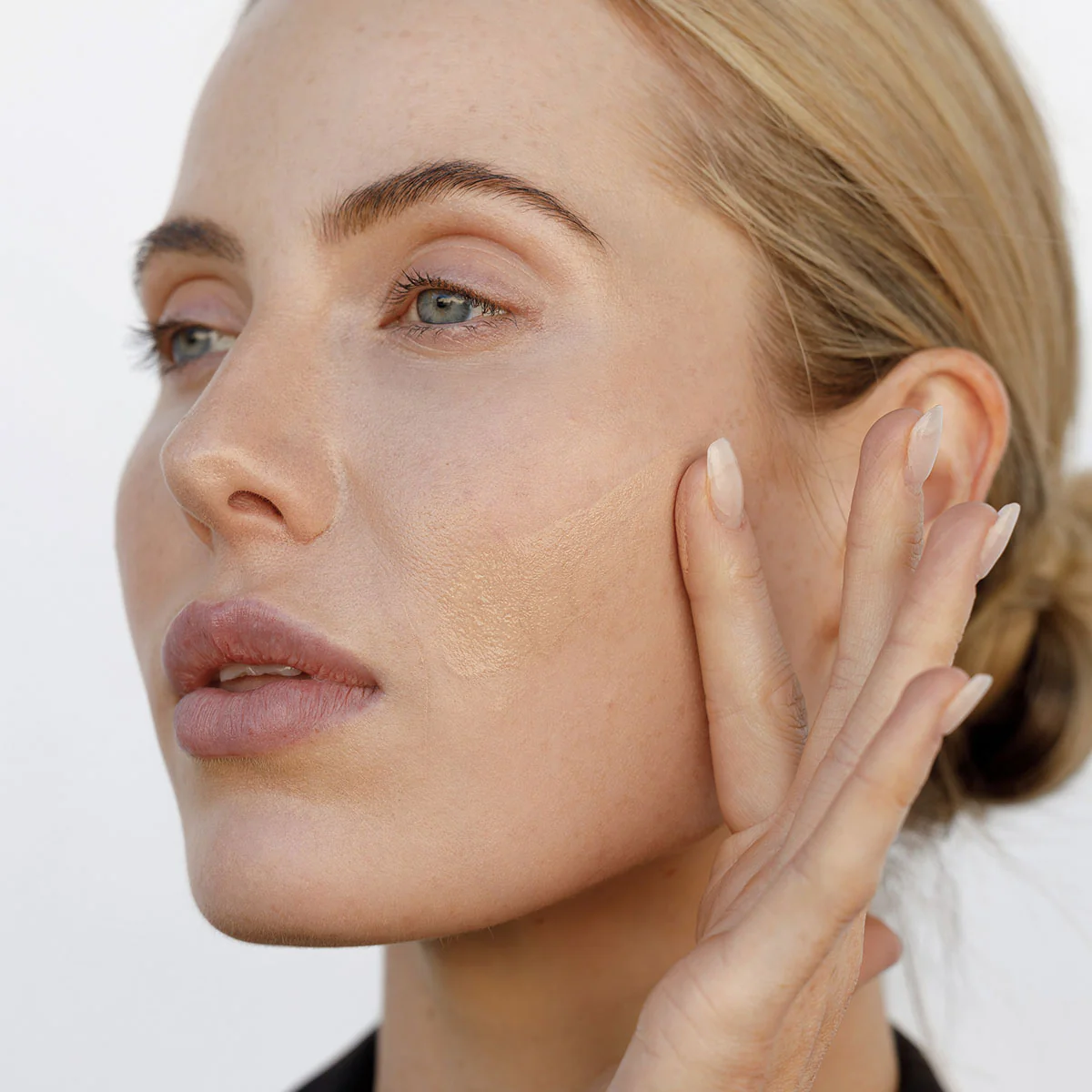 Skin Tint Serum Foundation SPF15 - Light Alabaster - Image 5